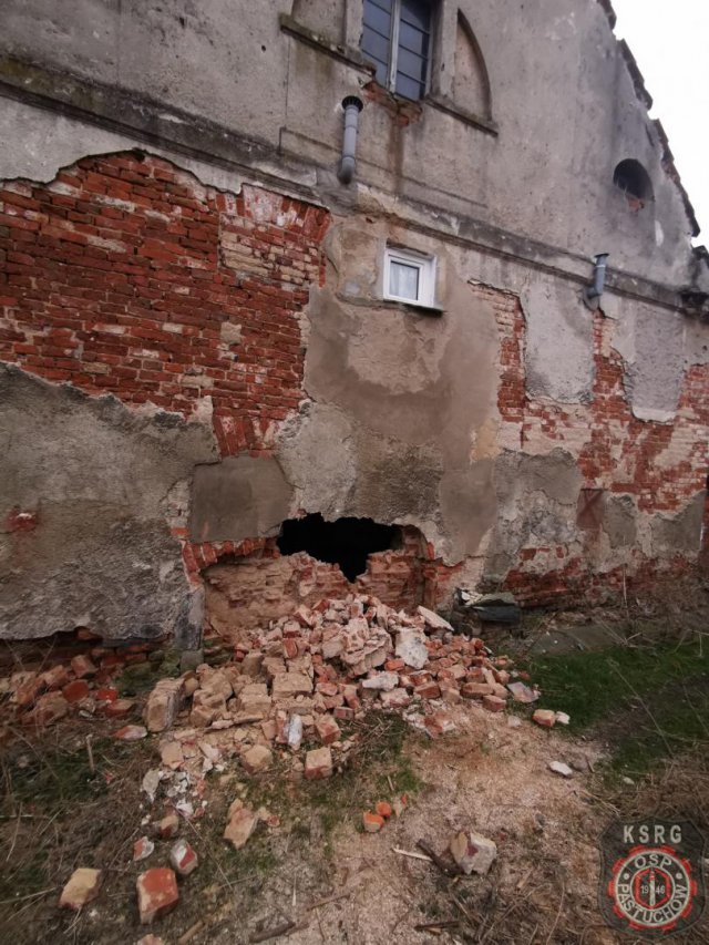 [FOTO] W budynku mieszkalnym zawaliła się ściana
