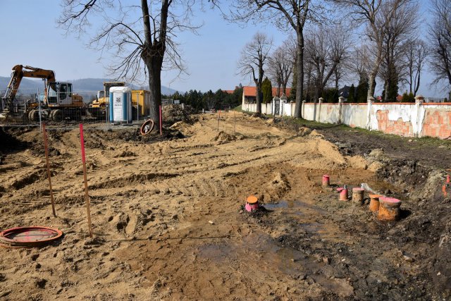 [FOTO] Powstaje kolejna droga gminna, tym razem w Witoszowie Dolnym