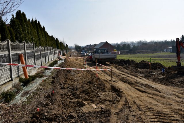 [FOTO] Powstaje kolejna droga gminna, tym razem w Witoszowie Dolnym