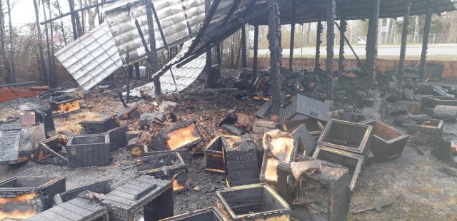 [FOTO] Pszczelarze stracili całą pracownię w wyniku pożaru