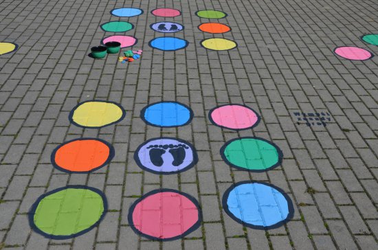 Popularne gry plenerowe wykonane na chodnikach przy Gminnym Centrum Kultury i Sportu w Żarowie 