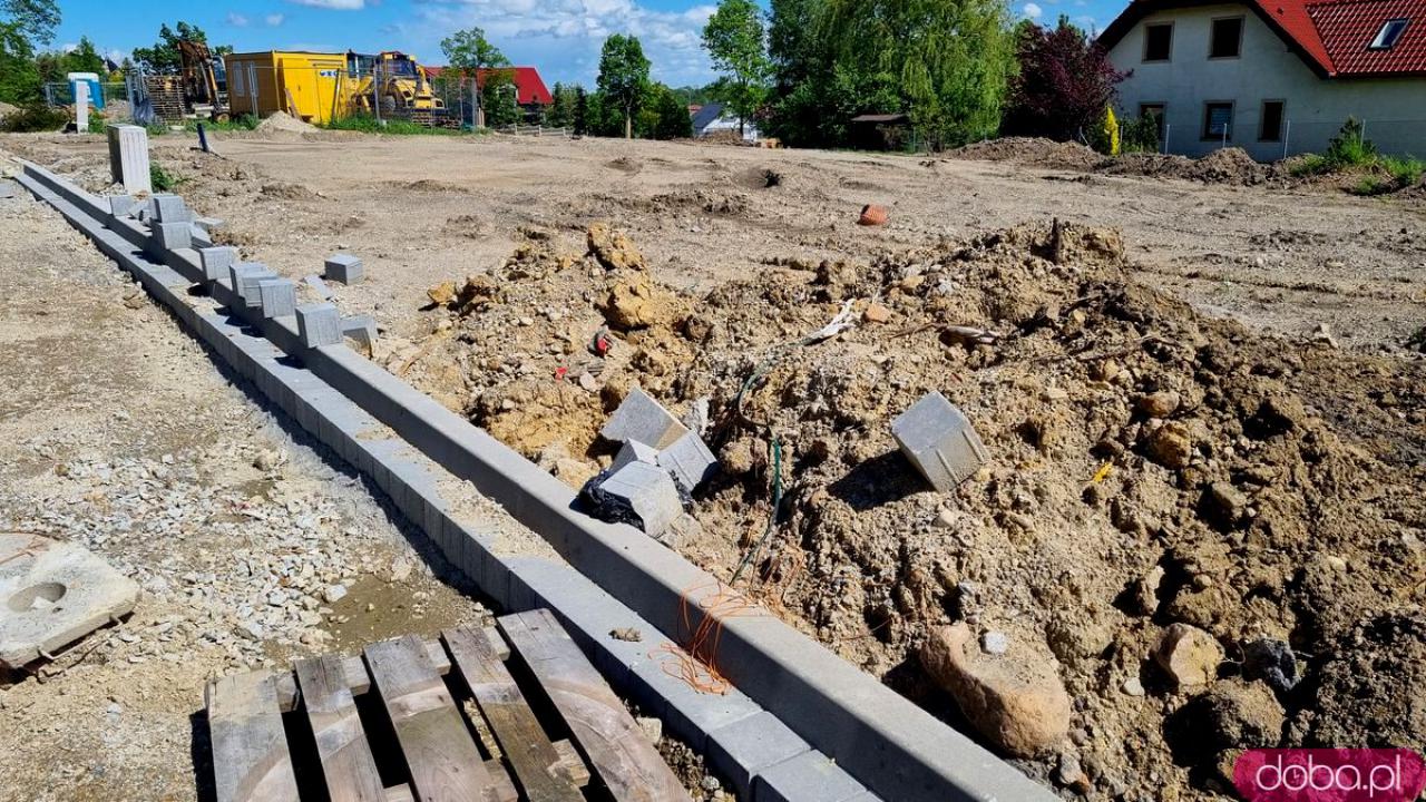 [FOTO] Trwa budowa gminnej drogi w Witoszowie Dolnym