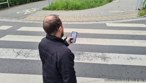 Nowe prawo zabrania używania telefonu na przejściu dla pieszych. Co jeszcze się zmieni?