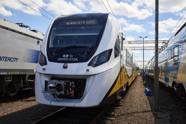 Pierwszy hybrydowy pociąg Kolei Dolnośląskich na testach w Żmigrodzie
