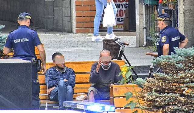 [FOTO] Piwo na ławce zakończone aresztem