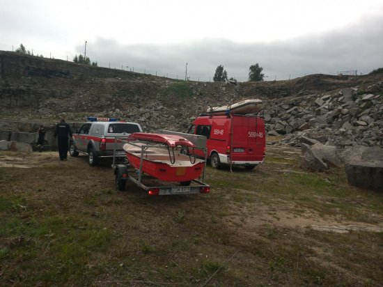 [FOTO] Strażacy ruszyli na pomoc sarnie, która wpadła do kamieniołomu