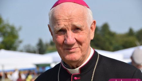 Biskup proces przegrał, ale duchowni stają w jego obronie przed nagonką mediów