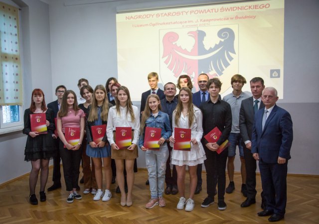 [FOTO] Nagrody Starosty Świdnickiego dla najzdolniejszych uczniów powiatu