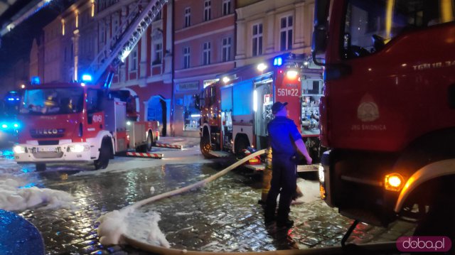 [WIDEO, FOTO] Pożar kamienicy na świdnickim rynku!