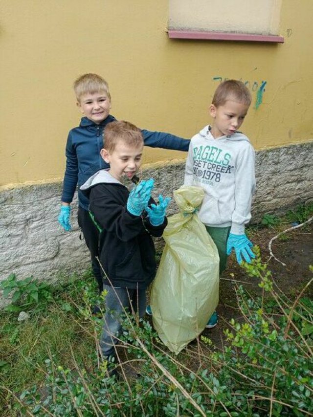 [FOTO] Uczniowie sprzątali w Olszanach