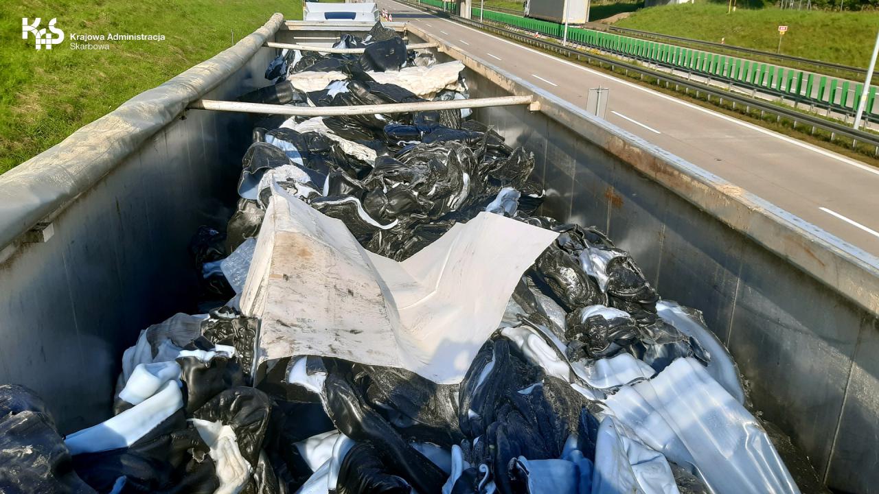 Kolejny transport 23 ton odpadów zatrzymany przez dolnośląską KAS