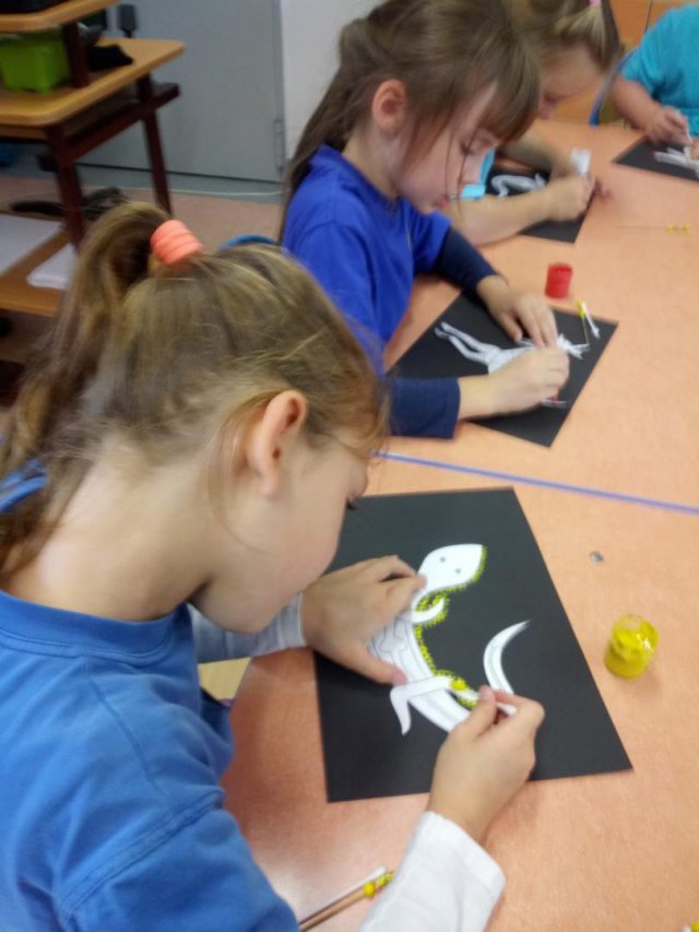 [FOTO] SP8 w Świdnicy: Uczniowie klas 1-3 poznali sztukę Aborygenów