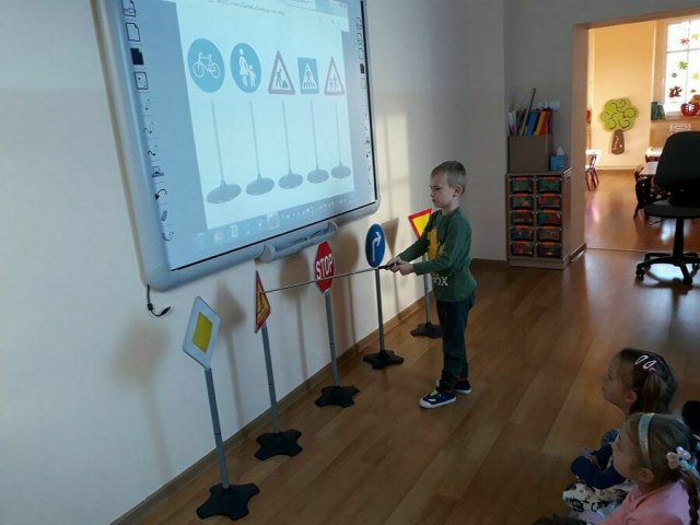 [FOTO] Przypomnienie przedszkolakom z Jaroszowa zasad zachowania na drodze