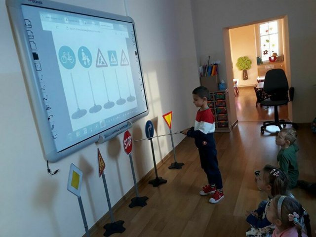 [FOTO] Przypomnienie przedszkolakom z Jaroszowa zasad zachowania na drodze