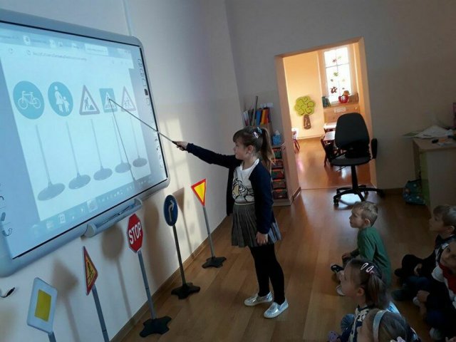 [FOTO] Przypomnienie przedszkolakom z Jaroszowa zasad zachowania na drodze