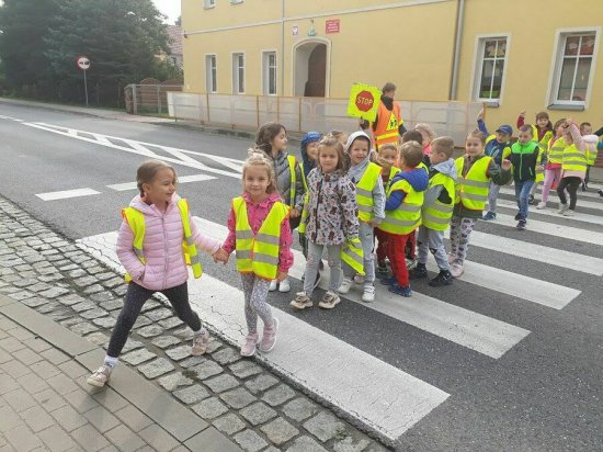 [FOTO] Przypomnienie przedszkolakom z Jaroszowa zasad zachowania na drodze