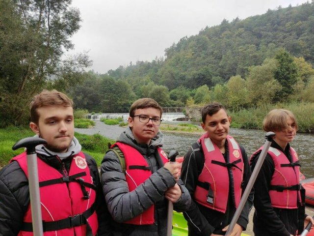 [FOTO] Licealiści ze Strzegomia wyjechali na spływ kajakowy do Barda