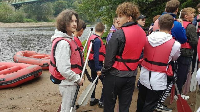 [FOTO] Licealiści ze Strzegomia wyjechali na spływ kajakowy do Barda