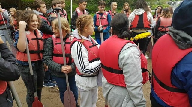 [FOTO] Licealiści ze Strzegomia wyjechali na spływ kajakowy do Barda