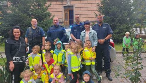 Dzieci z Bajkowego Przedszkola w Żarowie wizytowały na komisariacie 