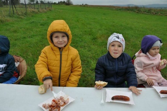 [FOTO] Przedszkolaki ze Stanowic na wycieczce w lesie