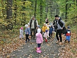 [FOTO] Przedszkolaki ze Stanowic na wycieczce w lesie