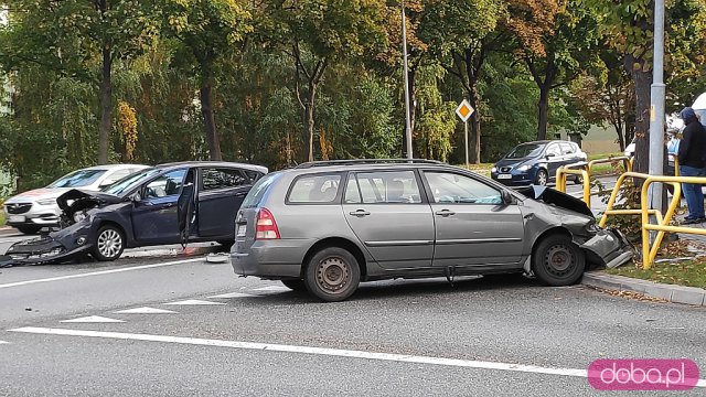 [FOTO] Zderzenie pojazdów na skrzyżowaniu Zamenhofa i Skłodowskiej w Świdnicy