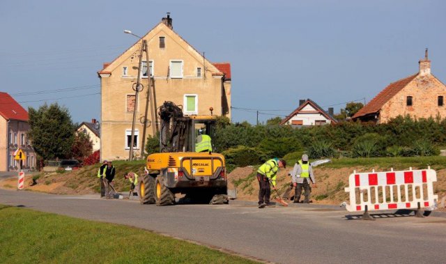 Trwa budowa chodnika przy drodze powiatowej w Dzierzkowie