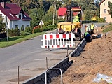 Trwa budowa chodnika przy drodze powiatowej w Dzierzkowie