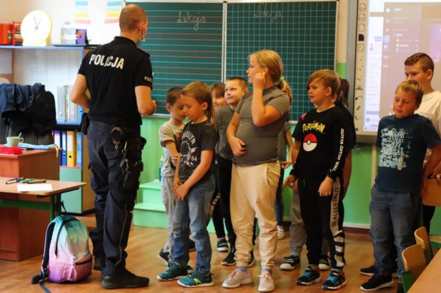 Spotkanie uczniów SP w Pastuchowie z funkcjonariuszami Policji