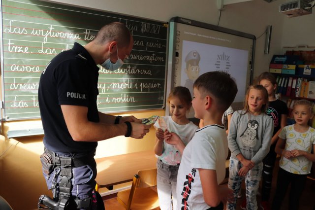 Spotkanie uczniów SP w Pastuchowie z funkcjonariuszami Policji