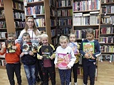 [FOTO] Uczniowie z Kostrzy odwiedzili bibliotekę