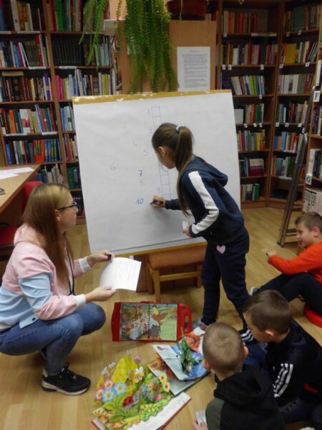 [FOTO] Uczniowie z Kostrzy odwiedzili bibliotekę