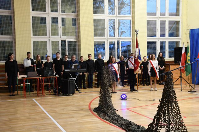[FOTO] Uczniowie SP w Strzelcach uczcili pamięć K.K. Baczyńskiego