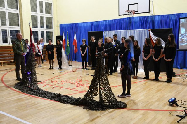 [FOTO] Uczniowie SP w Strzelcach uczcili pamięć K.K. Baczyńskiego