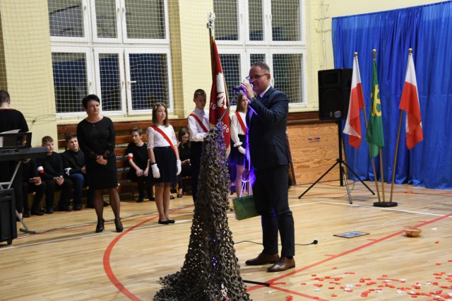 [FOTO] Uczniowie SP w Strzelcach uczcili pamięć K.K. Baczyńskiego