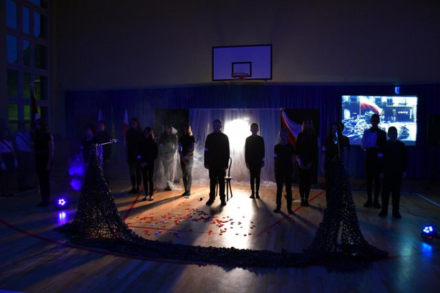 [FOTO] Uczniowie SP w Strzelcach uczcili pamięć K.K. Baczyńskiego