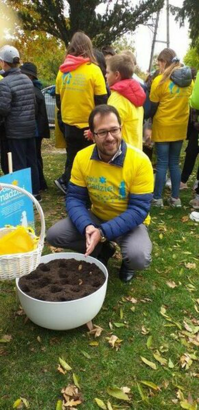 [FOTO] Uroczyste sadzenie żonkili w Szkole Podstawowej Integracyjnej w Cierniach