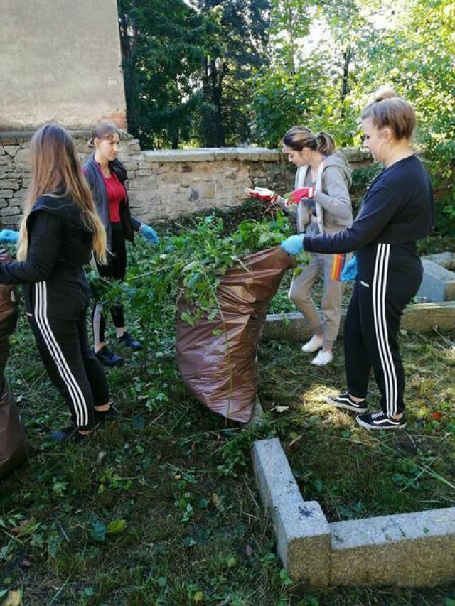 [FOTO] Młodzież ze strzegomskiego ZS uczestniczyła w akcji sprzątania Cmentarza Żydowskiego