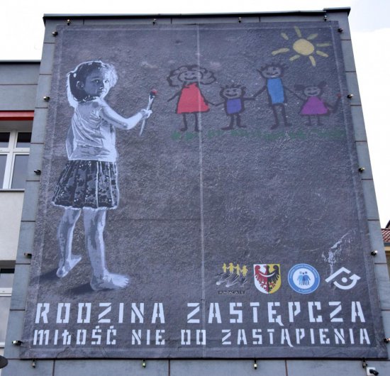 Wyjątkowe murale promują rodzicielstwo zastępcze