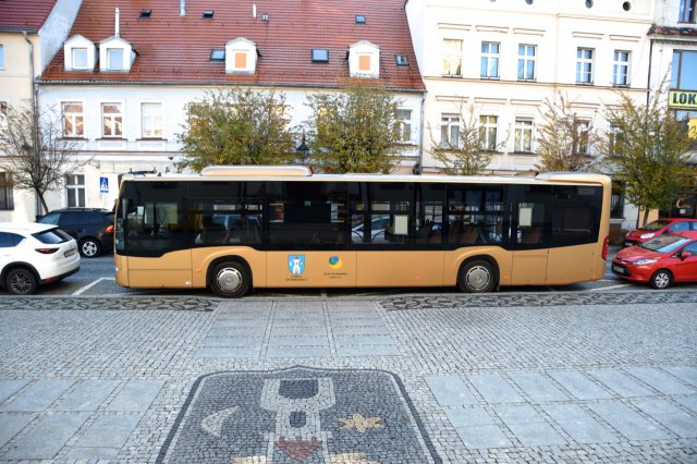 Brak środków na komunikację miejską, opłaty za odpady w Świebodzicach