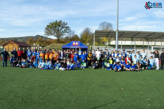 Młodzi uczniowie rywalizowali w piłkarskim turnieju o Puchar Burmistrza
