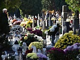 Świdniczanie tłumnie wyruszyli na cmentarze