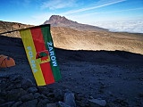 Flaga Gminy Żarów zawisła na Kilimandżaro