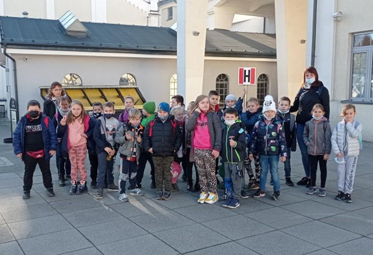 [FOTO] Uczniowie klas 1-3 ze SP w Gniewkowie wizytowali w Wałbrzychu