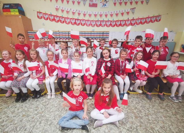 [FOTO] Uczniowie SP8 w Świdnicy świętowali niepodległość