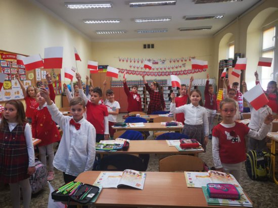 [FOTO] Uczniowie SP8 w Świdnicy świętowali niepodległość