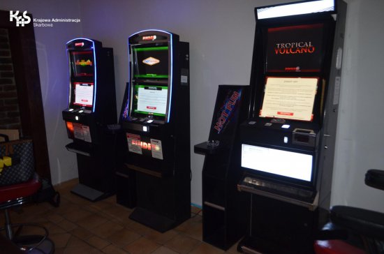 Kolejne uderzenie w nielegalny hazard - dolnośląska KAS zlikwidowała 49 automatów do gier