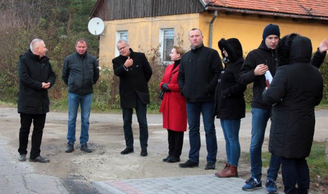 [FOTO] Dokonano odbioru nowego chodnika w Dzierzkowie