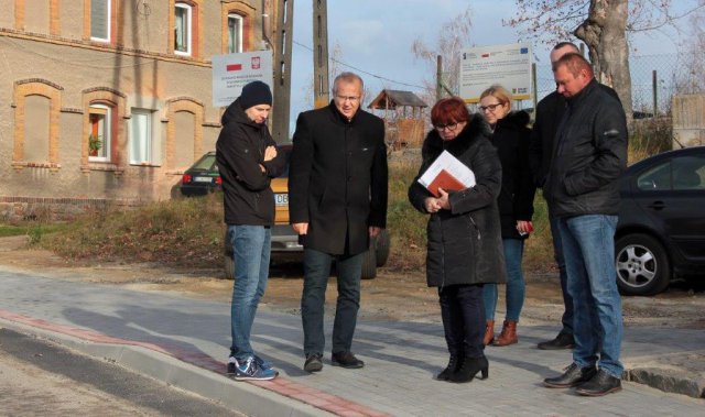[FOTO] Dokonano odbioru nowego chodnika w Dzierzkowie